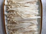 超好吃的“蒜蓉金针菇”，5块钱就可以做一大盘，简单又下饭