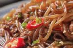 粉条一炒就结团？不要只会焯水，多加这步，吃起来滑爽带劲