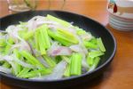 芹菜别总炒肉了！搭配这食材一起炒，调味料也省了，比炒肉还鲜