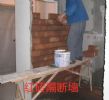 给卫生间加个红砖砌隔断墙，邻居骂我没经验：底下无梁柱还敢砌墙