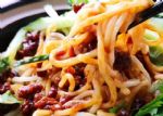 炸酱面这样做才正宗，分享酱料配方，操作简单又美味，家人特喜欢
