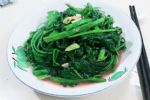 同样是通心菜，饭店炒的碧绿，自己在家炒的发黄，解决办法看这里